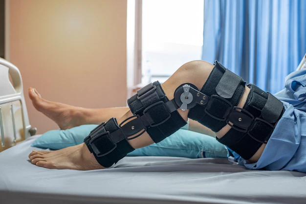 patient-with-bandage-compression-knee-brace-support-injury-bed-nursing-hospital-healthcare-medical-support_73740-198