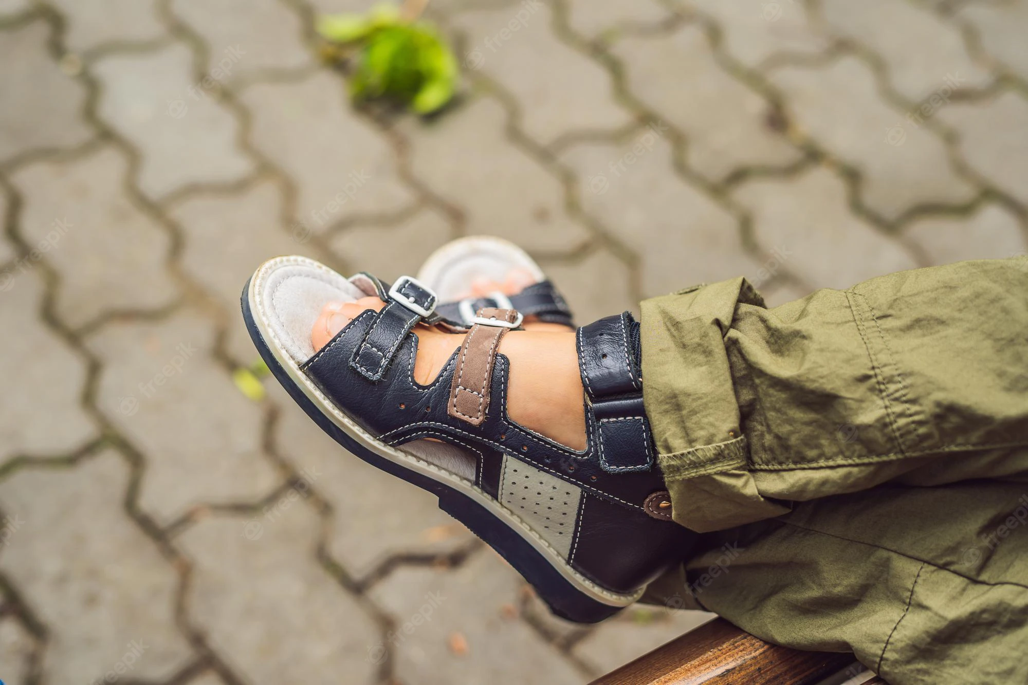در حالی که بسیاری از مردم فکر می کنند که تنها سالمندان به آن کفش ها نیاز دارند، حقیقت این است که کفش های ارتوپدی می توانند به افراد بدون در نظر گرفتن سنشان کمک کنند؛ حتی اگر کودک هستید یا نوجوان یا مبتلا به دیابت هستید.